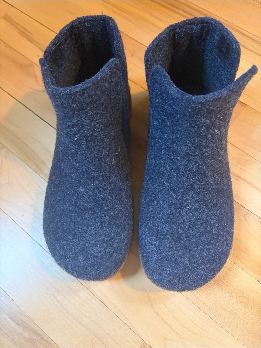 Women's Taos Good Wool Boots blue
Size 36 women’s 5.5 cozy sustainable